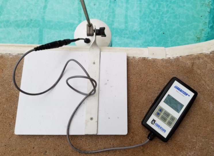 Leakalyzer en test au bord d'une piscine, capteur immergé