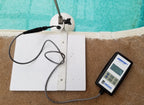 Leakalyzer en test au bord d'une piscine, capteur immergé
