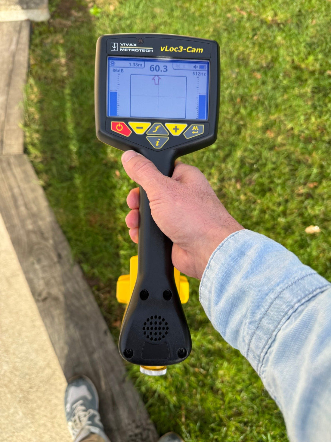 Localisateur vLoc3-Cam en main, écran sur la fréquence 512 Hz, sur le terrain
